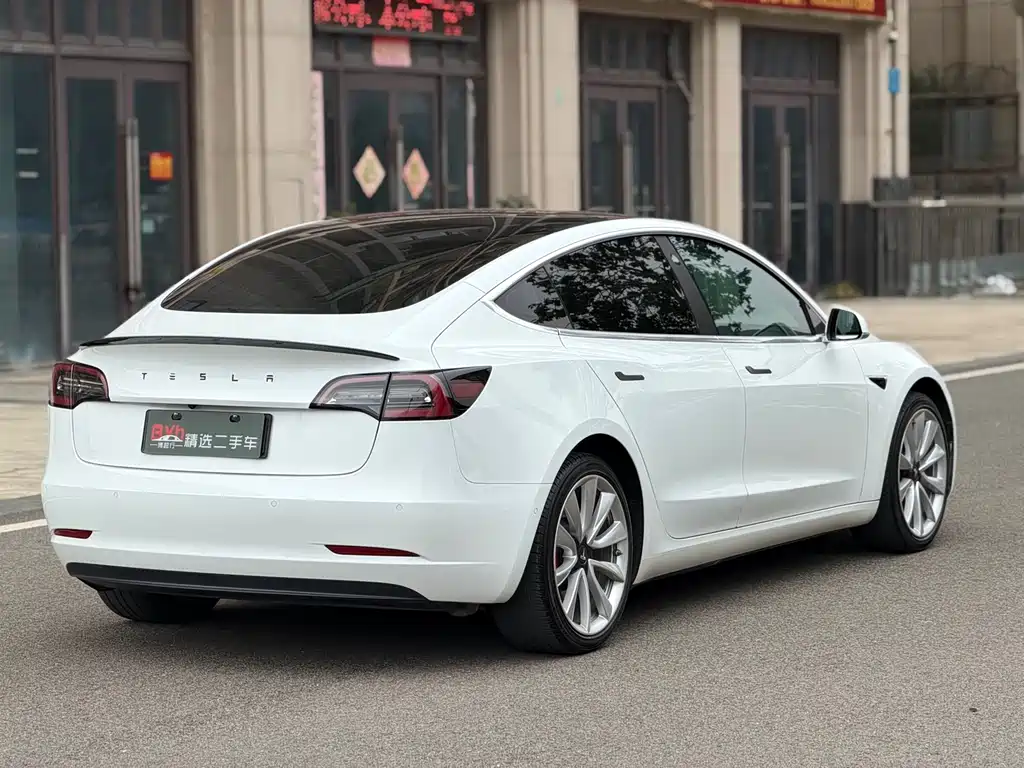 TESLA MODEL 3