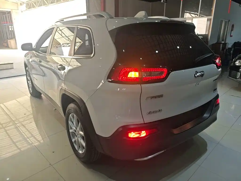 Jeep Cherokee — миниатюра 5