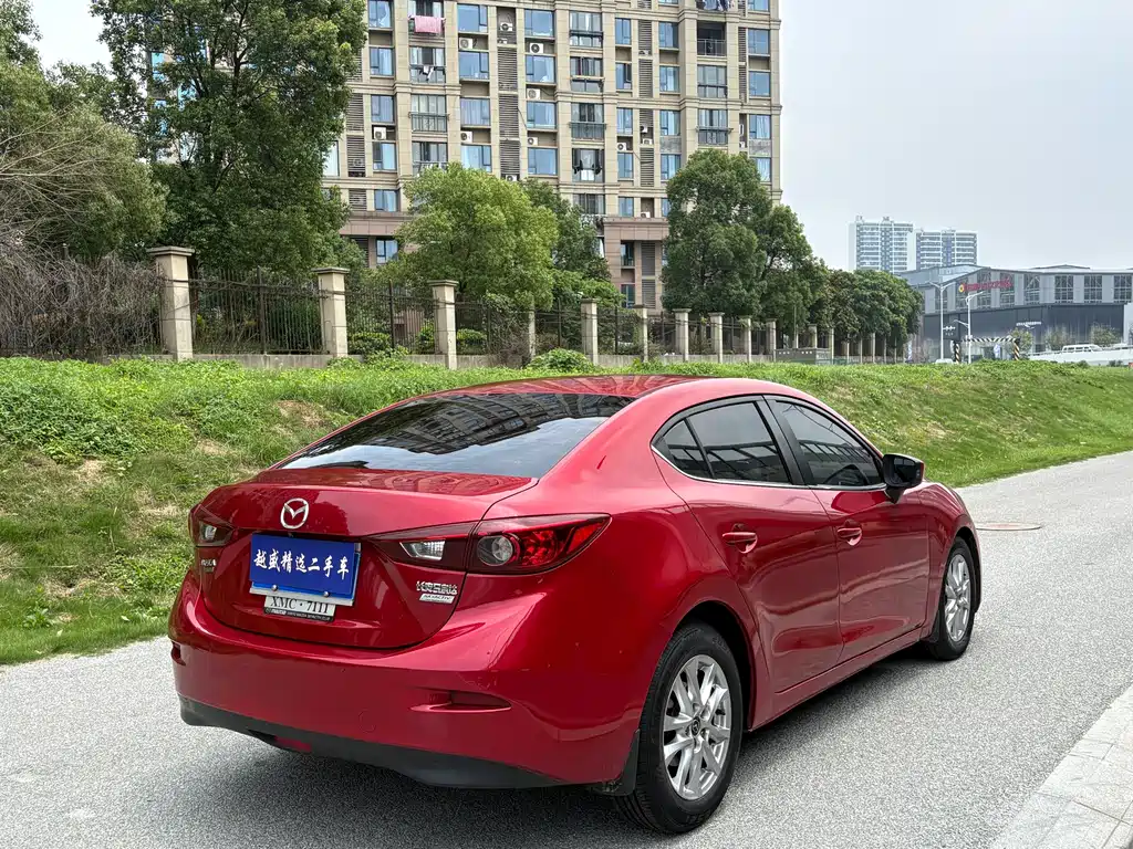 Mazda Mazda3 3 2016 1.5L AT Luxury