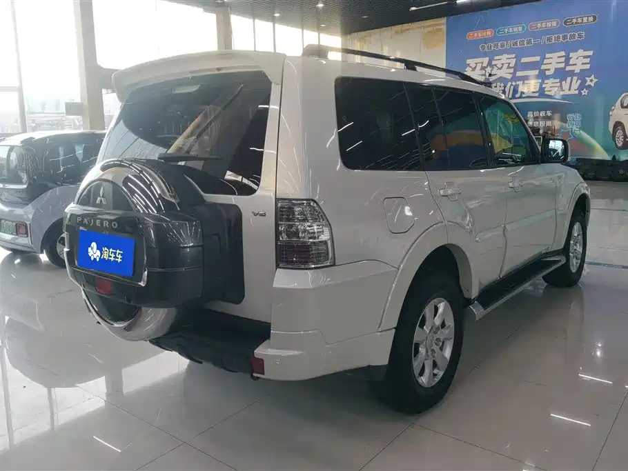 MITSUBISHI PAJERO