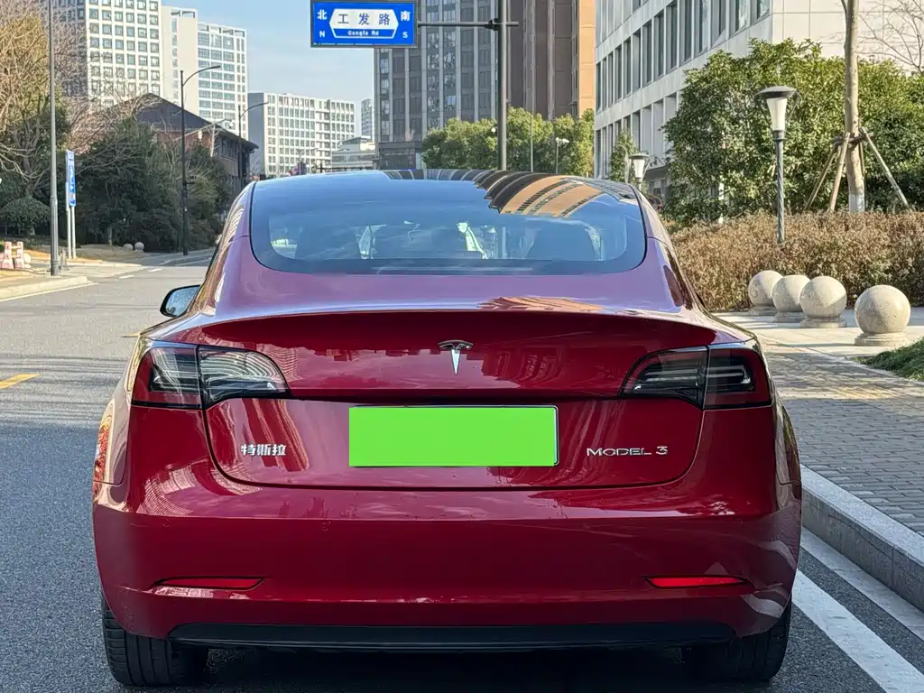 TESLA MODEL 3