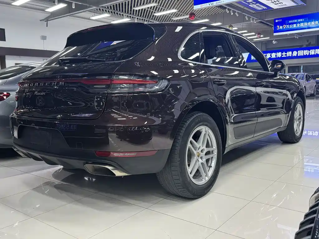 PORSCHE MACAN