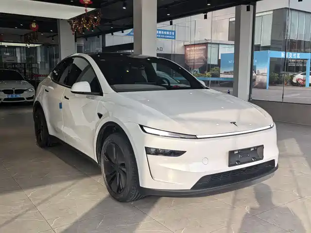 TESLA MODEL Y 2026