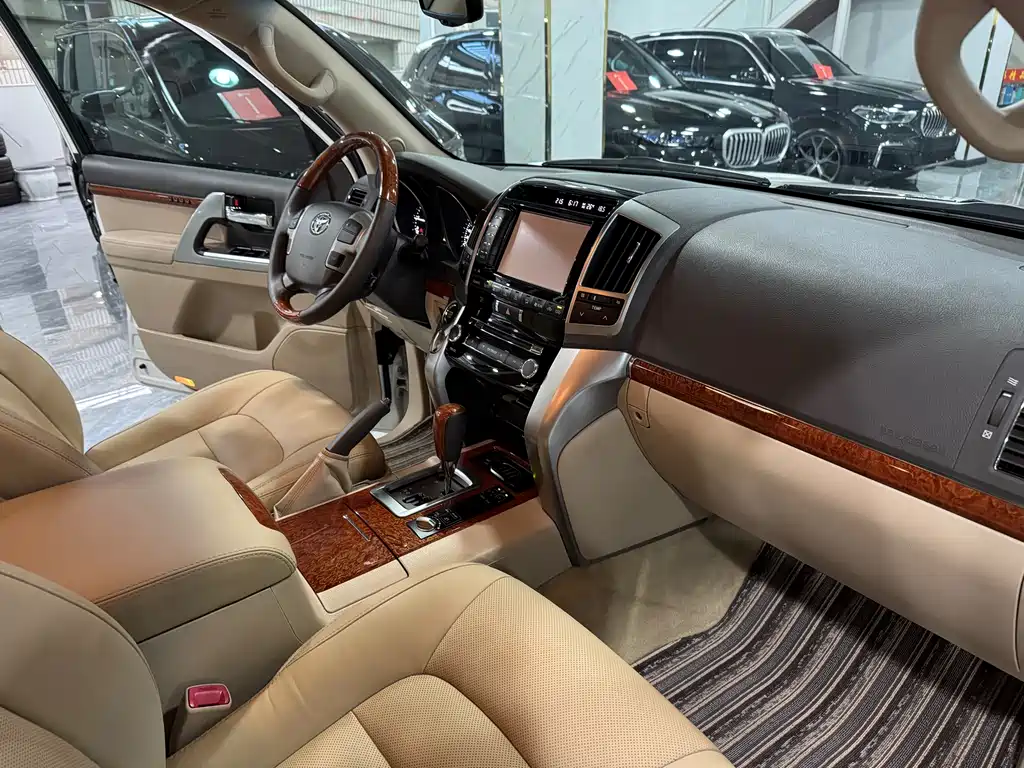Toyota Land Cruiser 2012 4.6L AT VX-R
