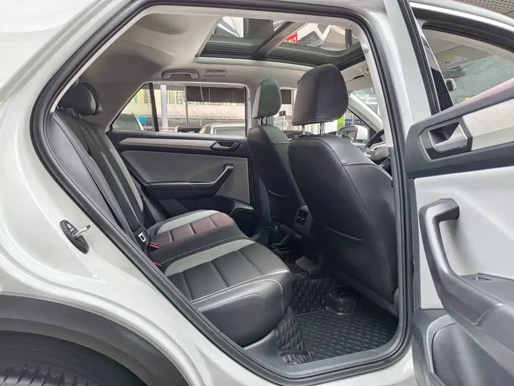 Volkswagen T-Roc — миниатюра 16