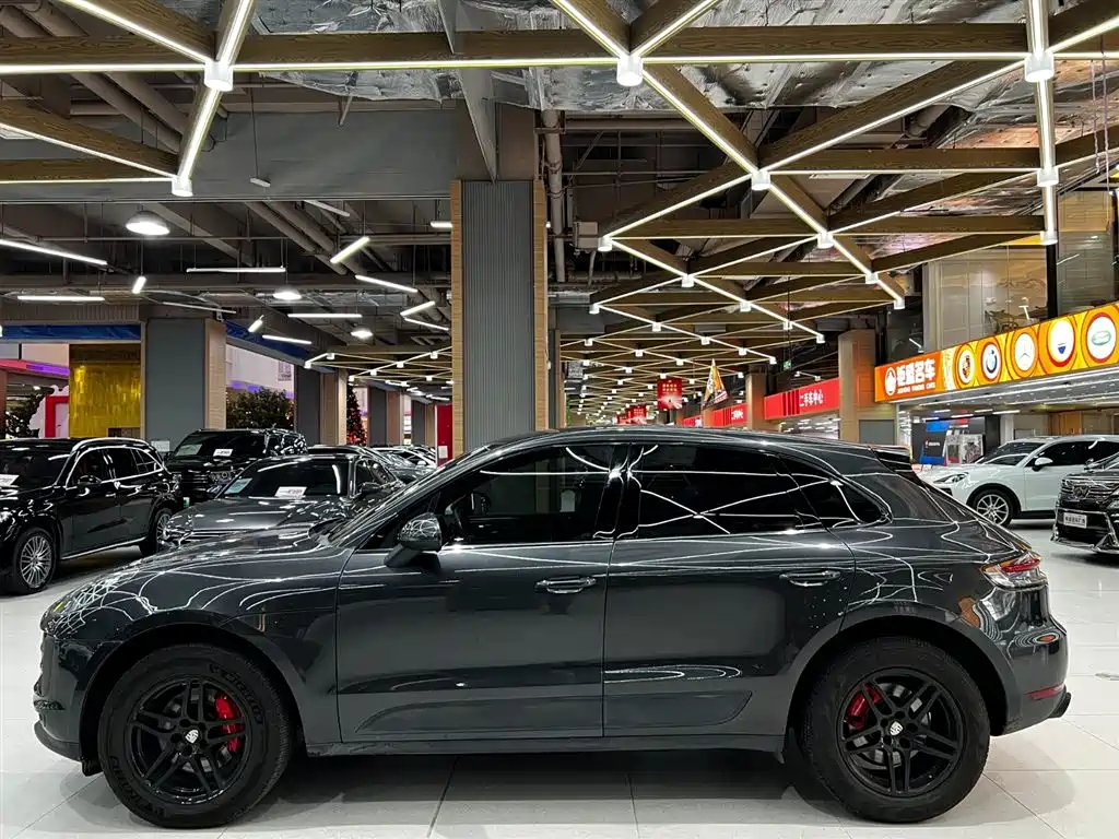 PORSCHE MACAN