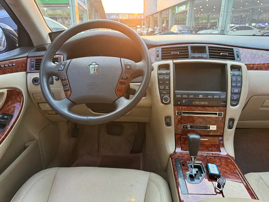 Toyota Crown — миниатюра 5