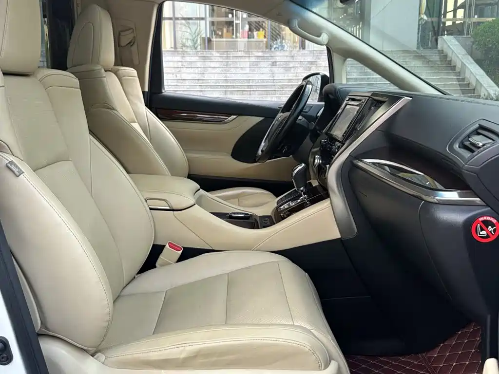 Toyota Alphard — миниатюра 11
