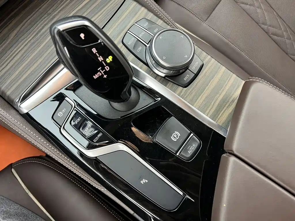 BMW 5 Series — миниатюра 12