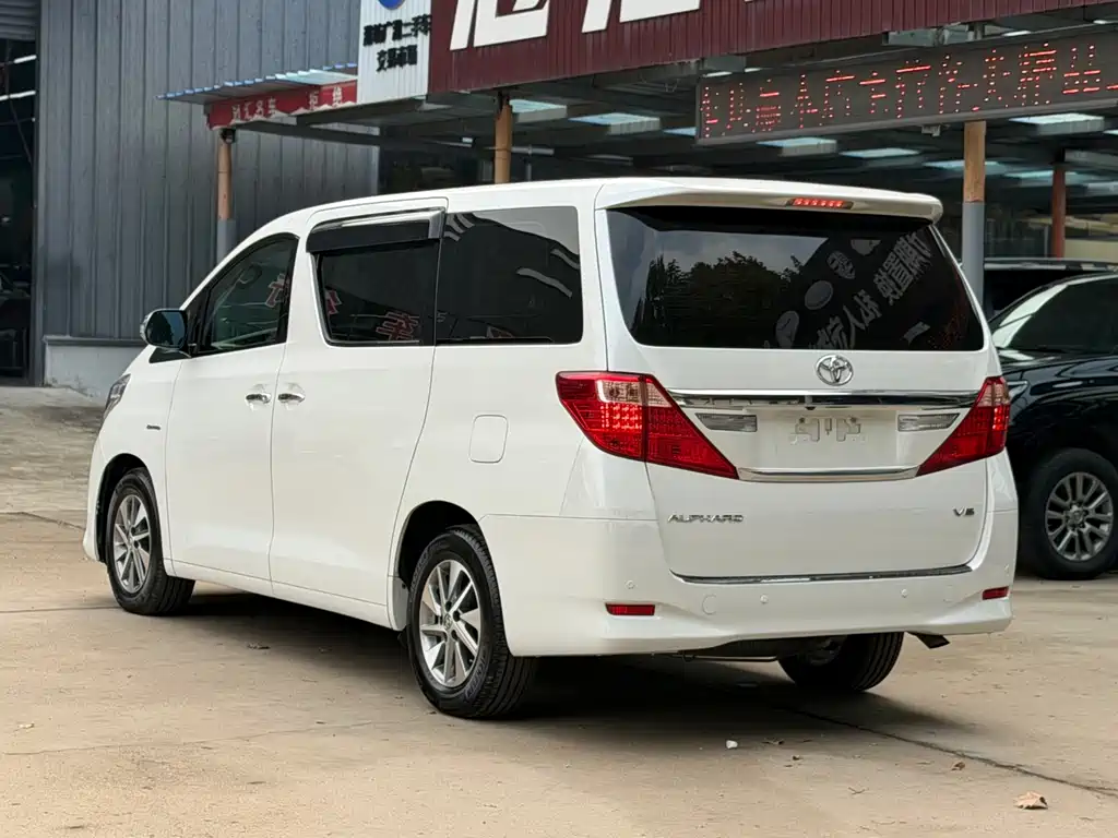 Toyota Alphard — миниатюра 4