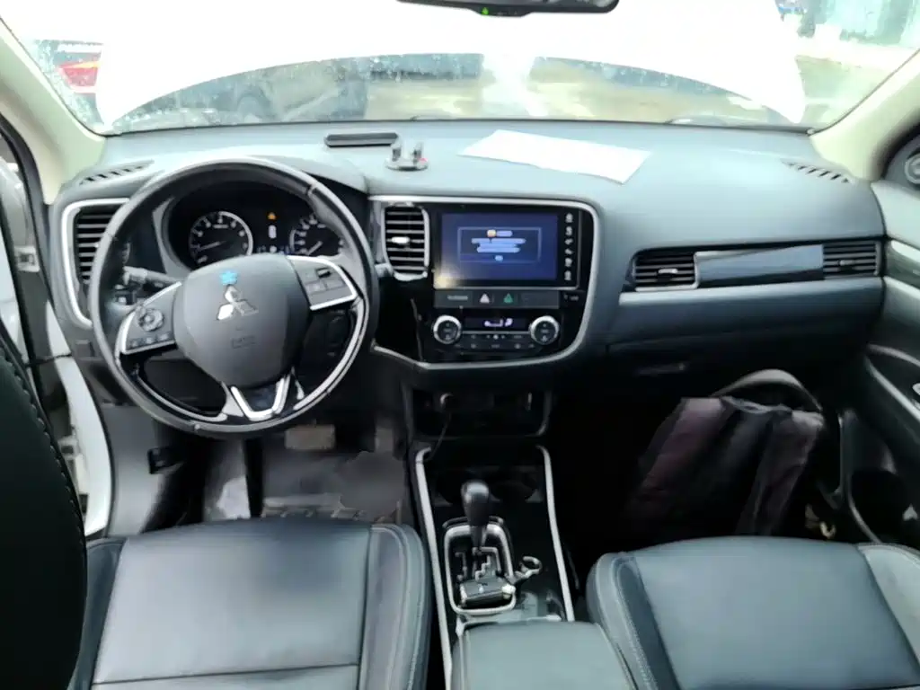 Mitsubishi Outlander — миниатюра 10