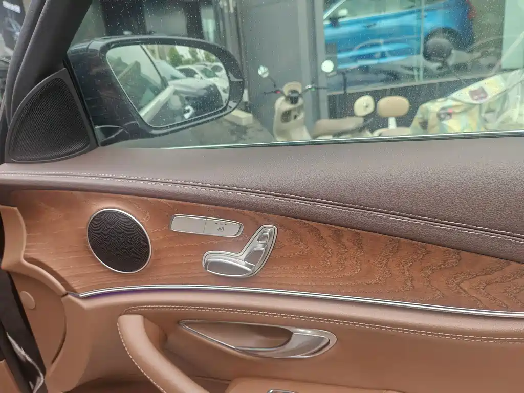 Mercedes-Benz E-Class — миниатюра 8