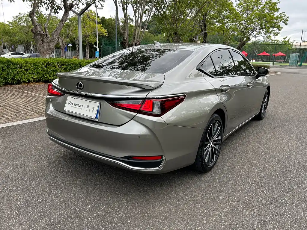 LEXUS  ES