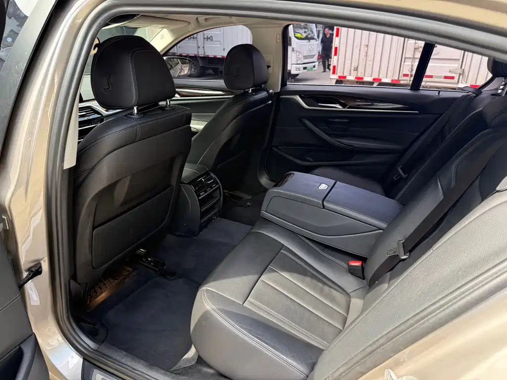 BMW 5 Series — миниатюра 8