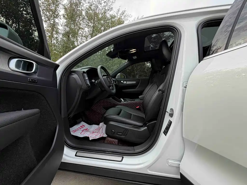 Volvo XC40 — миниатюра 11