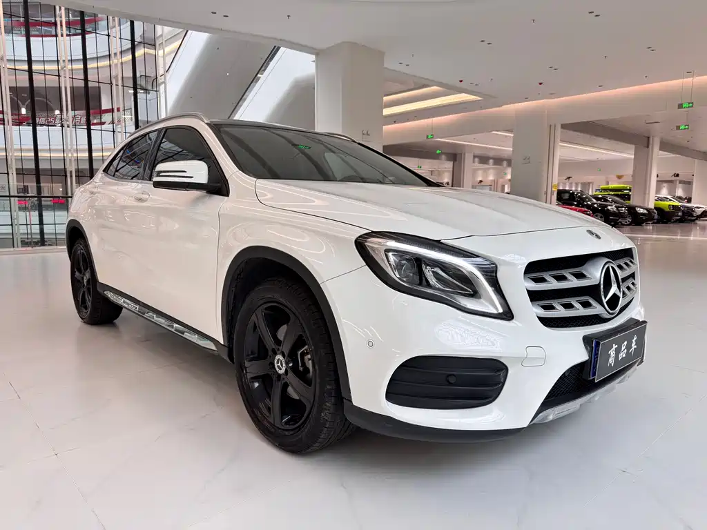 MERCEDES-BENZ GLA
