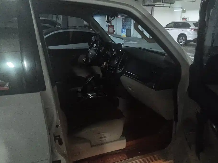Mitsubishi Pajero (Import) — миниатюра 8