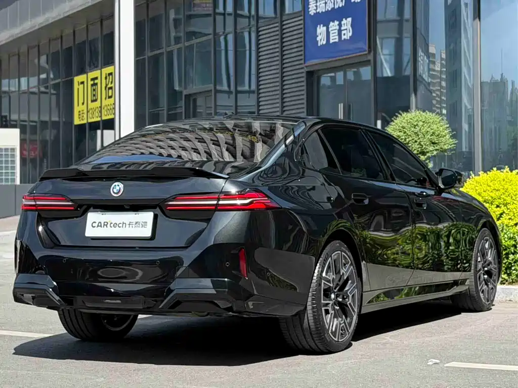 BMW 5 Series — миниатюра 4