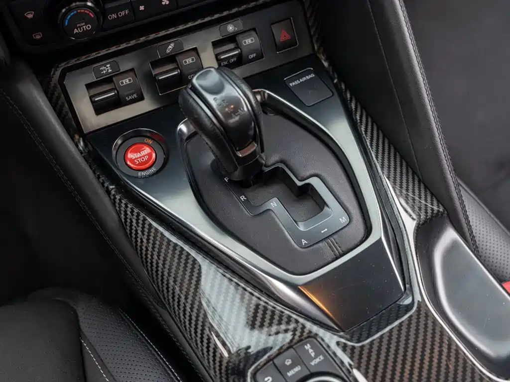 Nissan GT-R - фото 16