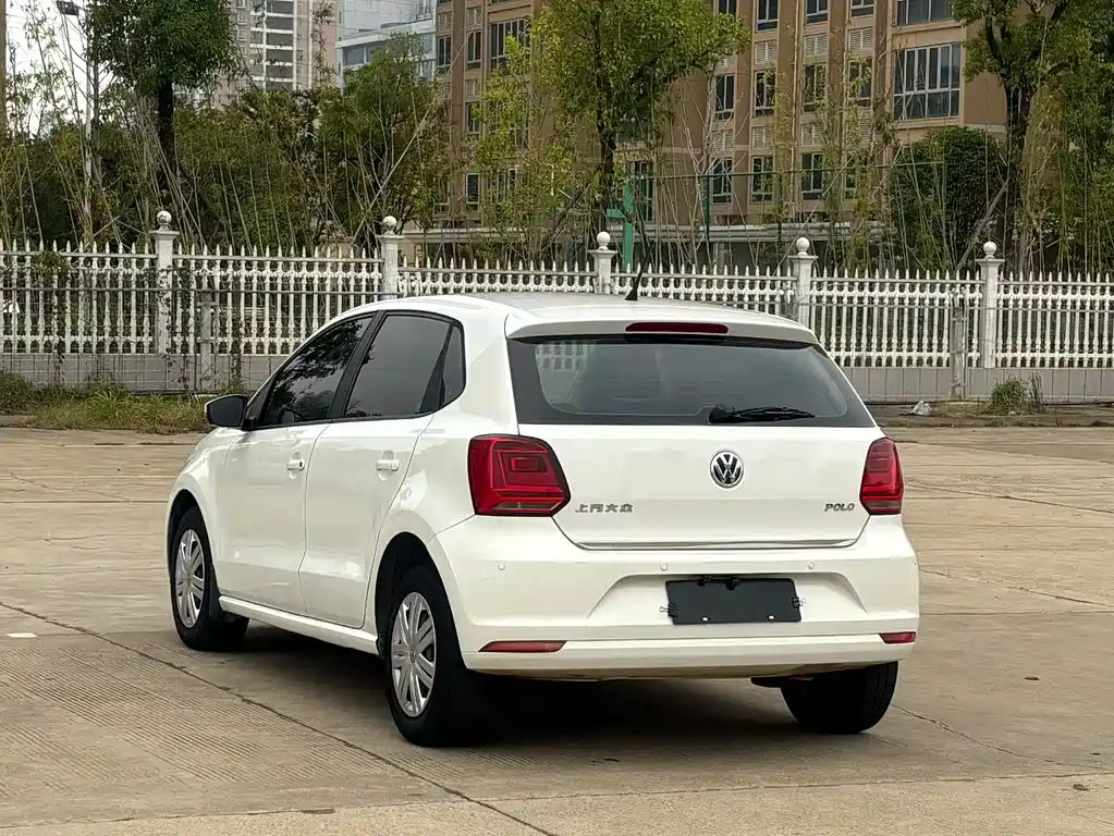 VOLKSWAGEN POLO