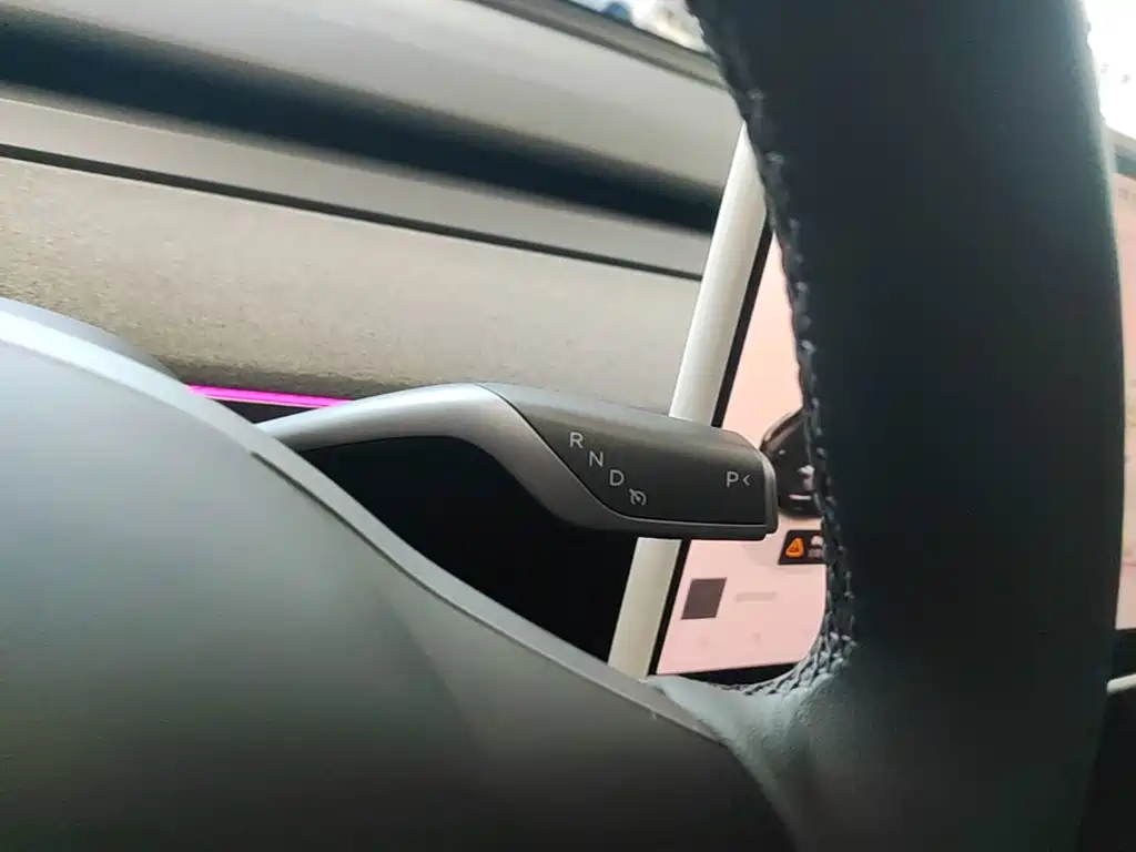 Tesla Model Y — миниатюра 14