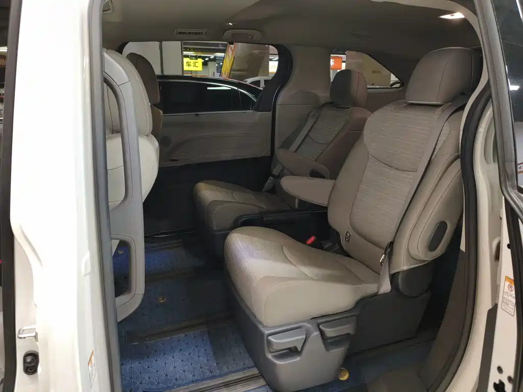 Toyota Sienna — миниатюра 6