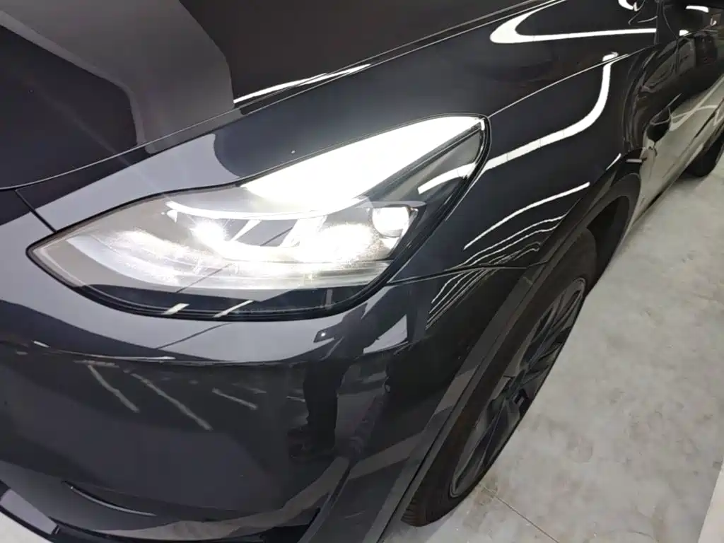 Tesla Model Y — миниатюра 24