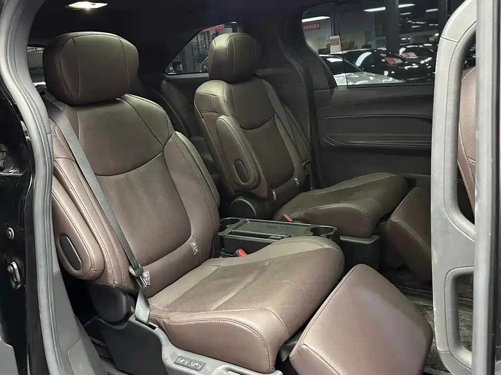 Toyota Sienna — миниатюра 9