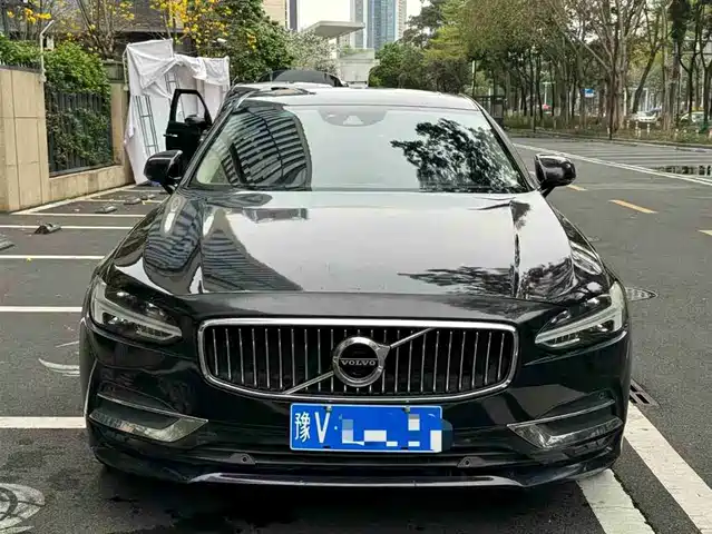 VOLVO S90