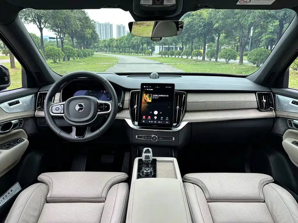 Volvo XC90 2025 T8 Luxury 7 мест