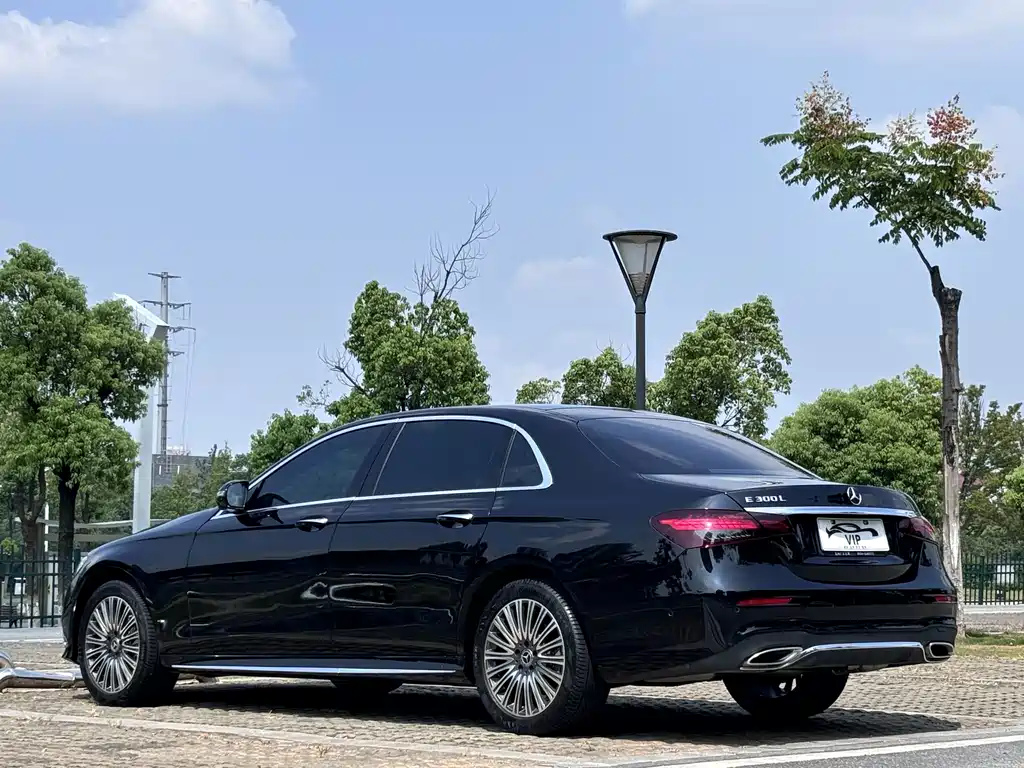 Mercedes-Benz E-Class — миниатюра 10