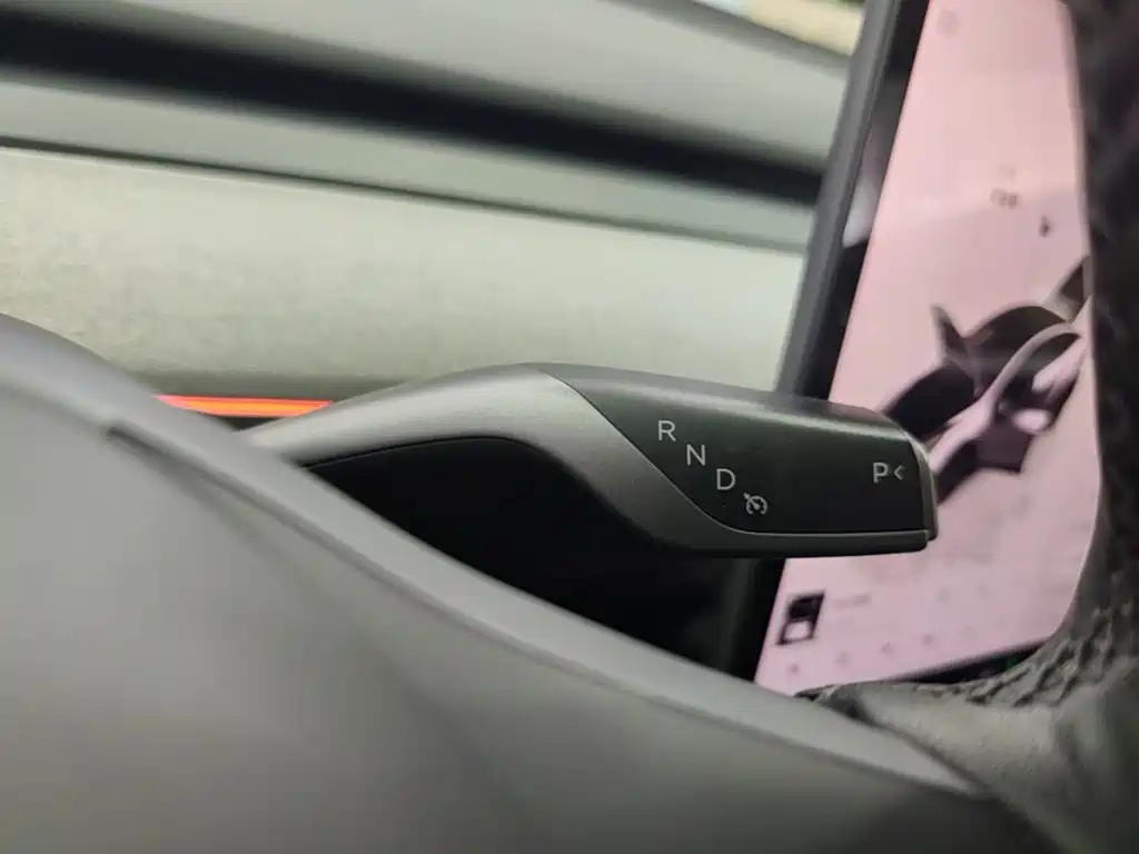 Tesla Model Y — миниатюра 14