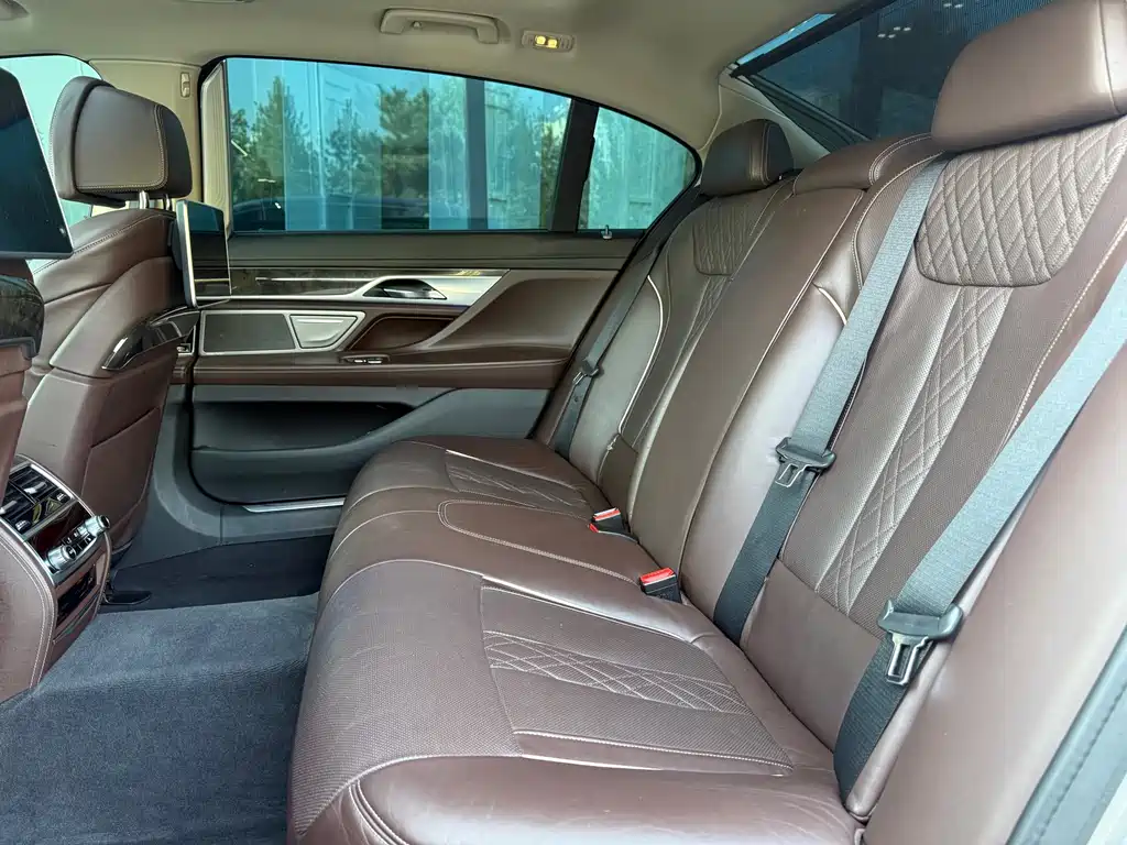 BMW 7 Series — миниатюра 6