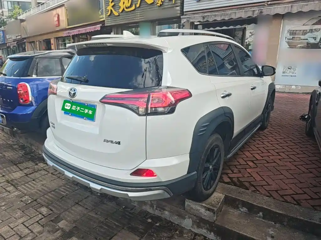 Toyota RAV4 — миниатюра 7