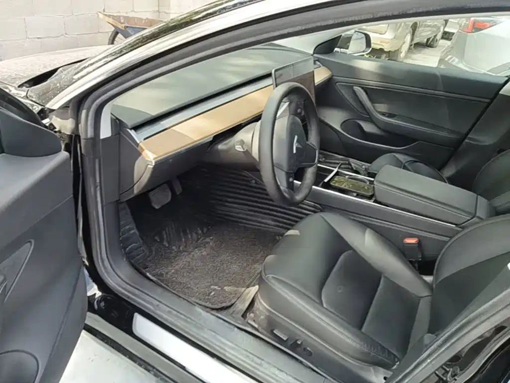 Tesla Model 3 — миниатюра 16