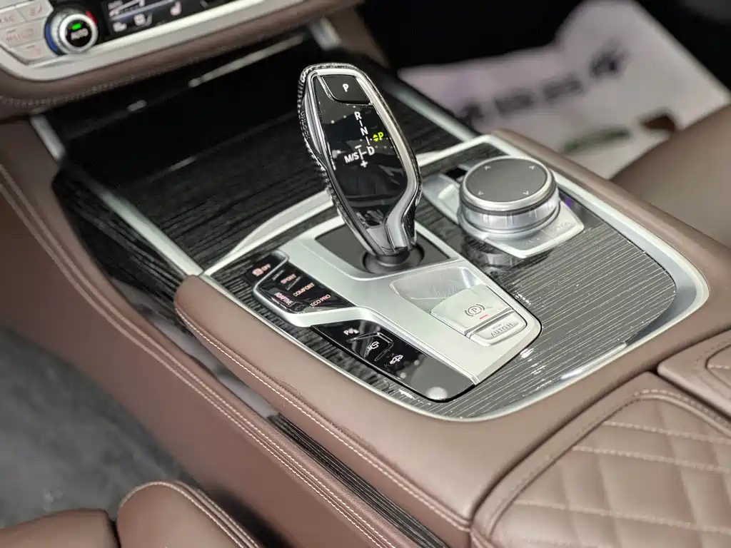 BMW 7 Series — миниатюра 14