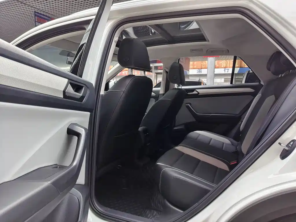 Volkswagen T-Roc — миниатюра 12