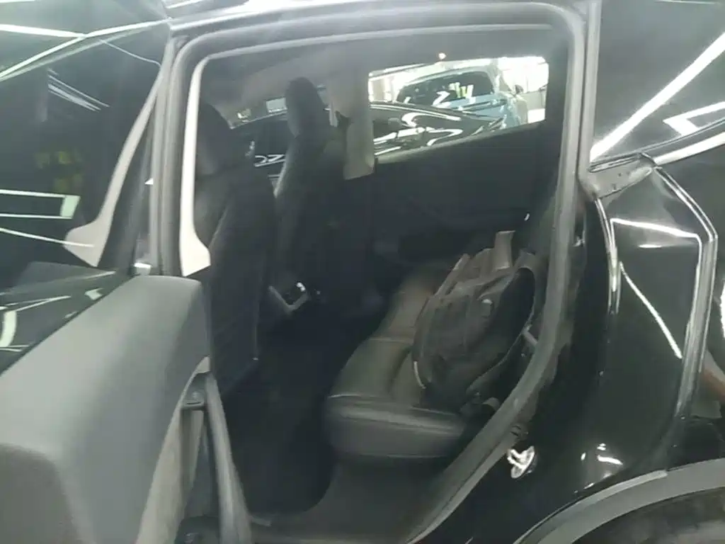 Tesla Model Y — миниатюра 17