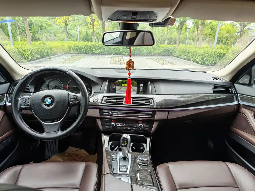 BMW 5 Series — миниатюра 8