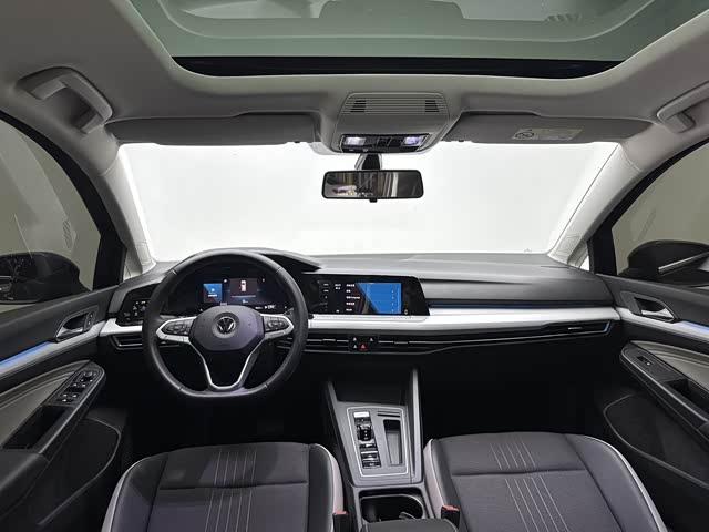 Volkswagen Golf 1.4 л 2023 г. Серебристо-серый, пробег 9200 км
