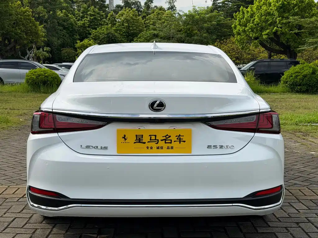 Lexus ES — миниатюра 17