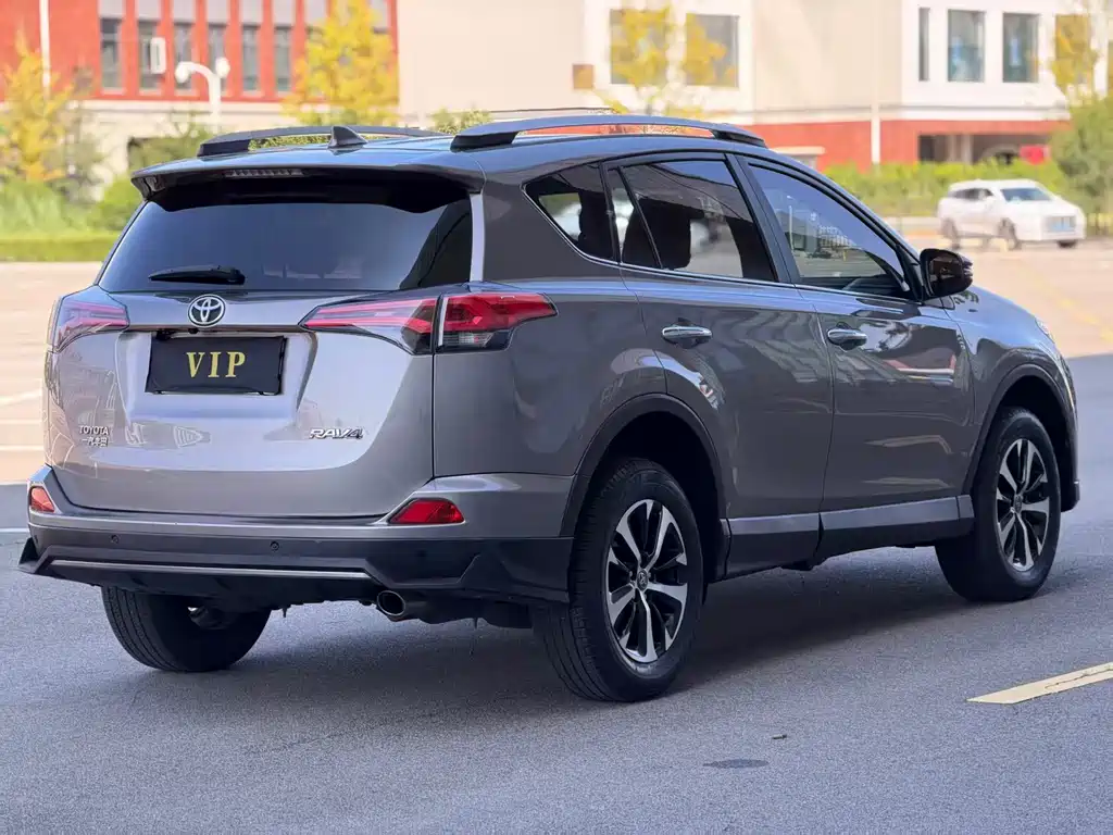 Toyota RAV4 — миниатюра 5