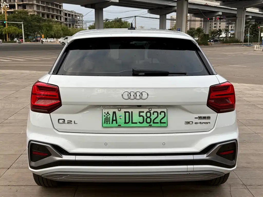 Audi Q2L e-tron — миниатюра 5