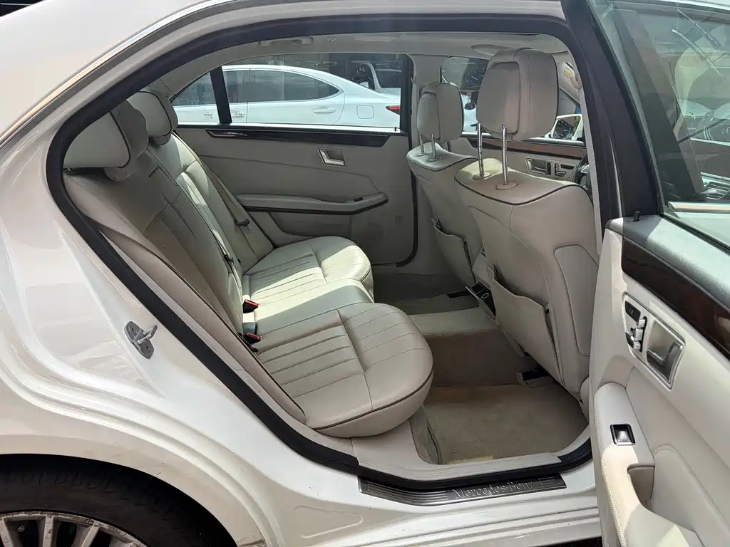 Mercedes-Benz E-Class — миниатюра 6
