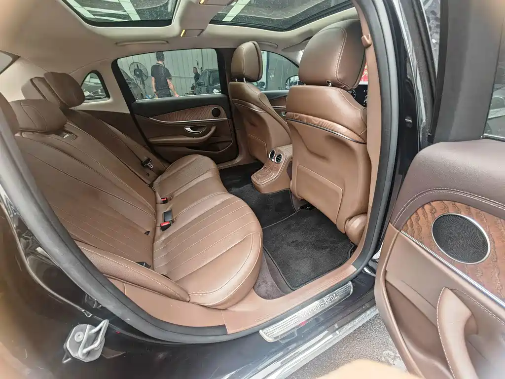 Mercedes-Benz E-Class — миниатюра 6