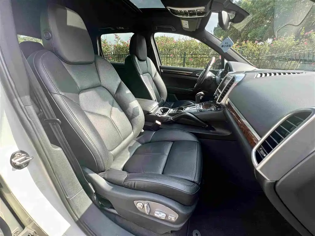Porsche Cayenne — миниатюра 12