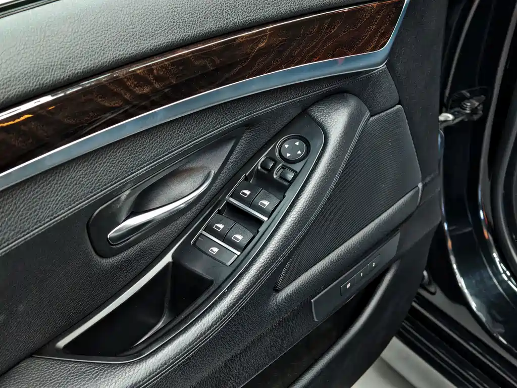 BMW 5 Series — миниатюра 10