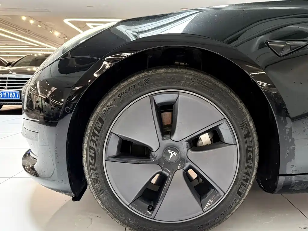 Tesla Model 3 — миниатюра 4