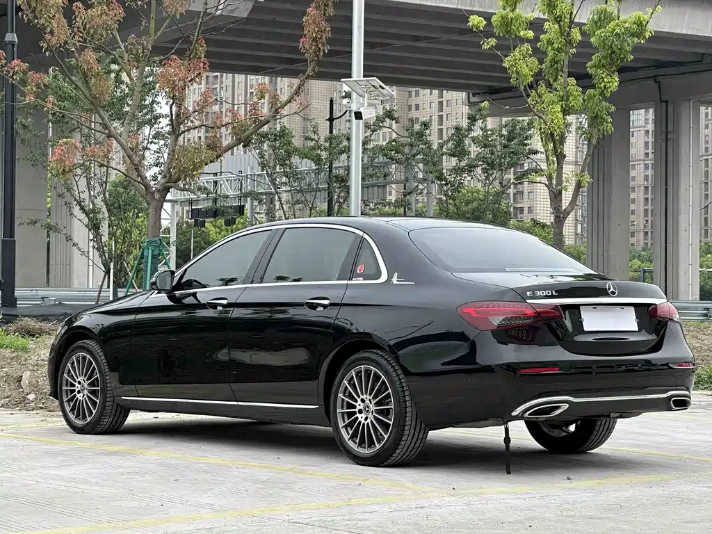 Mercedes-Benz E-Class — миниатюра 17