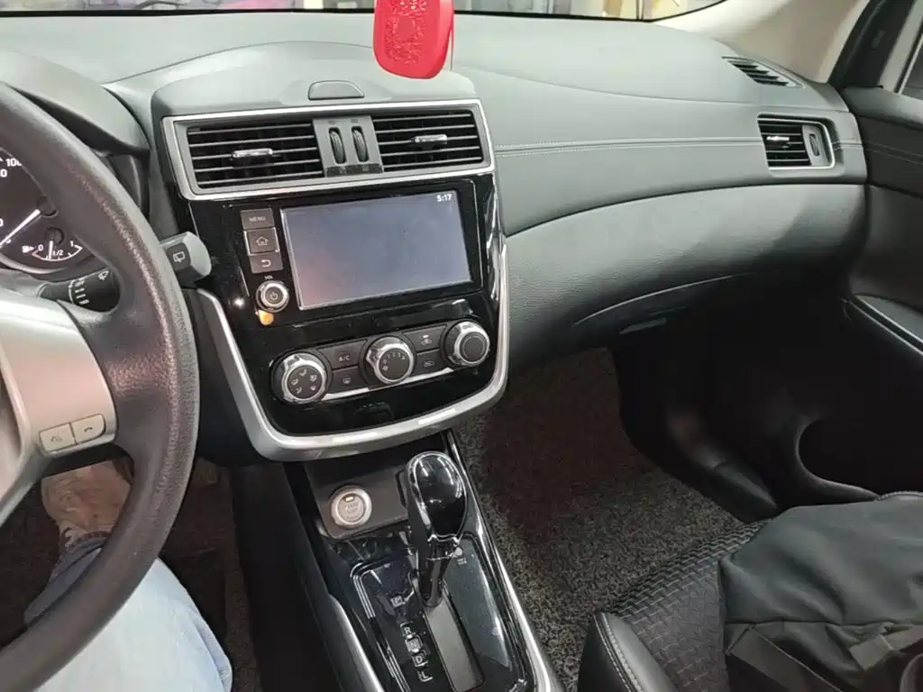 Nissan Tiida — миниатюра 13